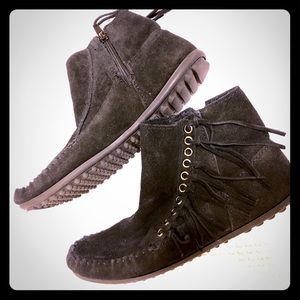 Minnetonka black suede fringe booties 8.5